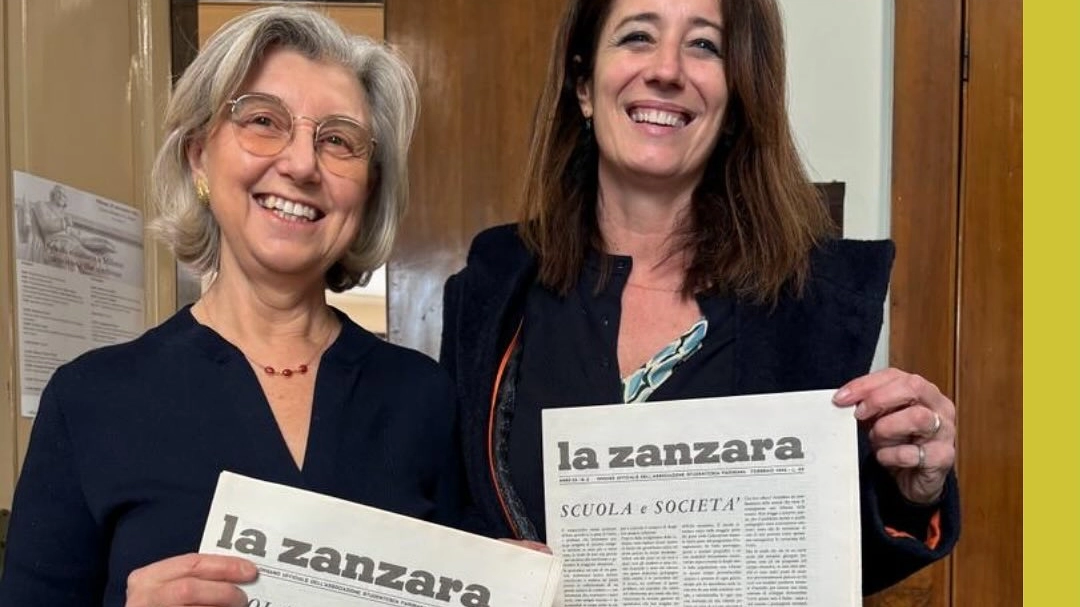 Le professoresse Elena Marini e Laura Suardi con le copie de 'la Zanzara' del febbraio 1966