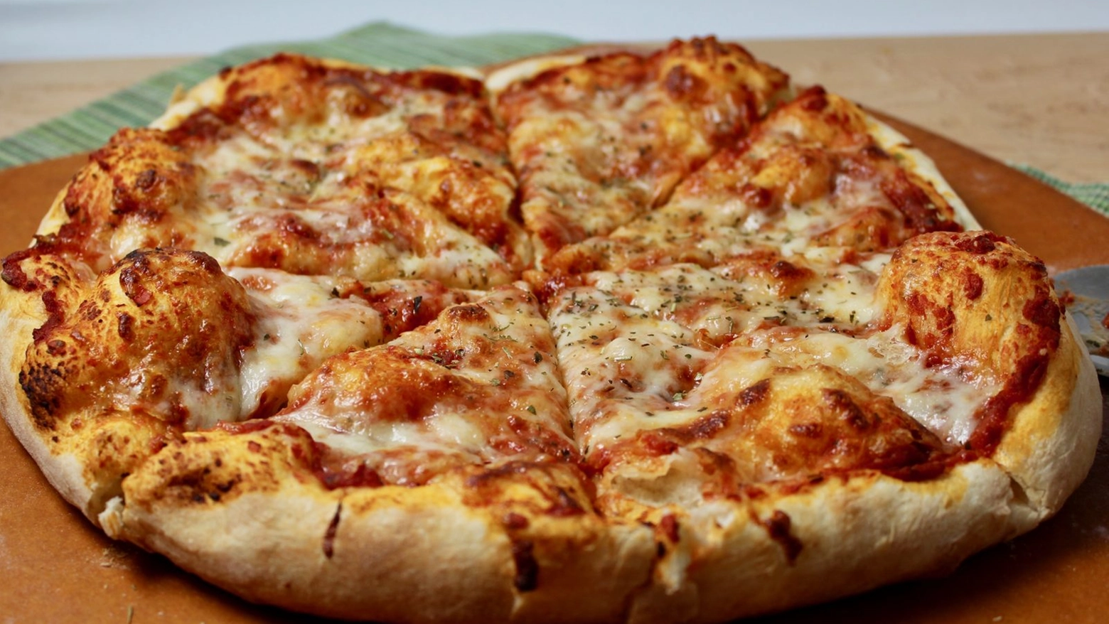 Pizza fatta in casa (foto d'archivio)