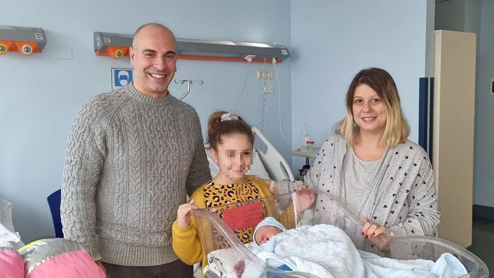 Bergamo, Giuseppe è il primo nato del 2023. Nella foto con mamma, papà e sorellina Bergamo, Giuseppe è il primo nato del 2023. Nella foto con mamma, papà e sorellina
