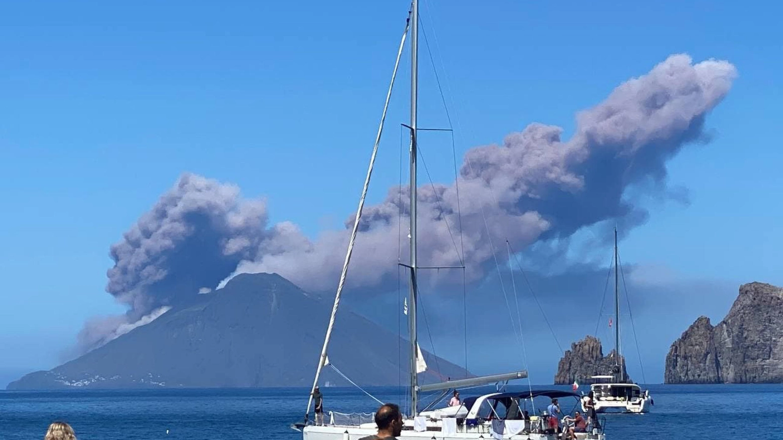 L'alta colonna di fumo dopo la nuova forte eruzione del vulcano Stromboli 