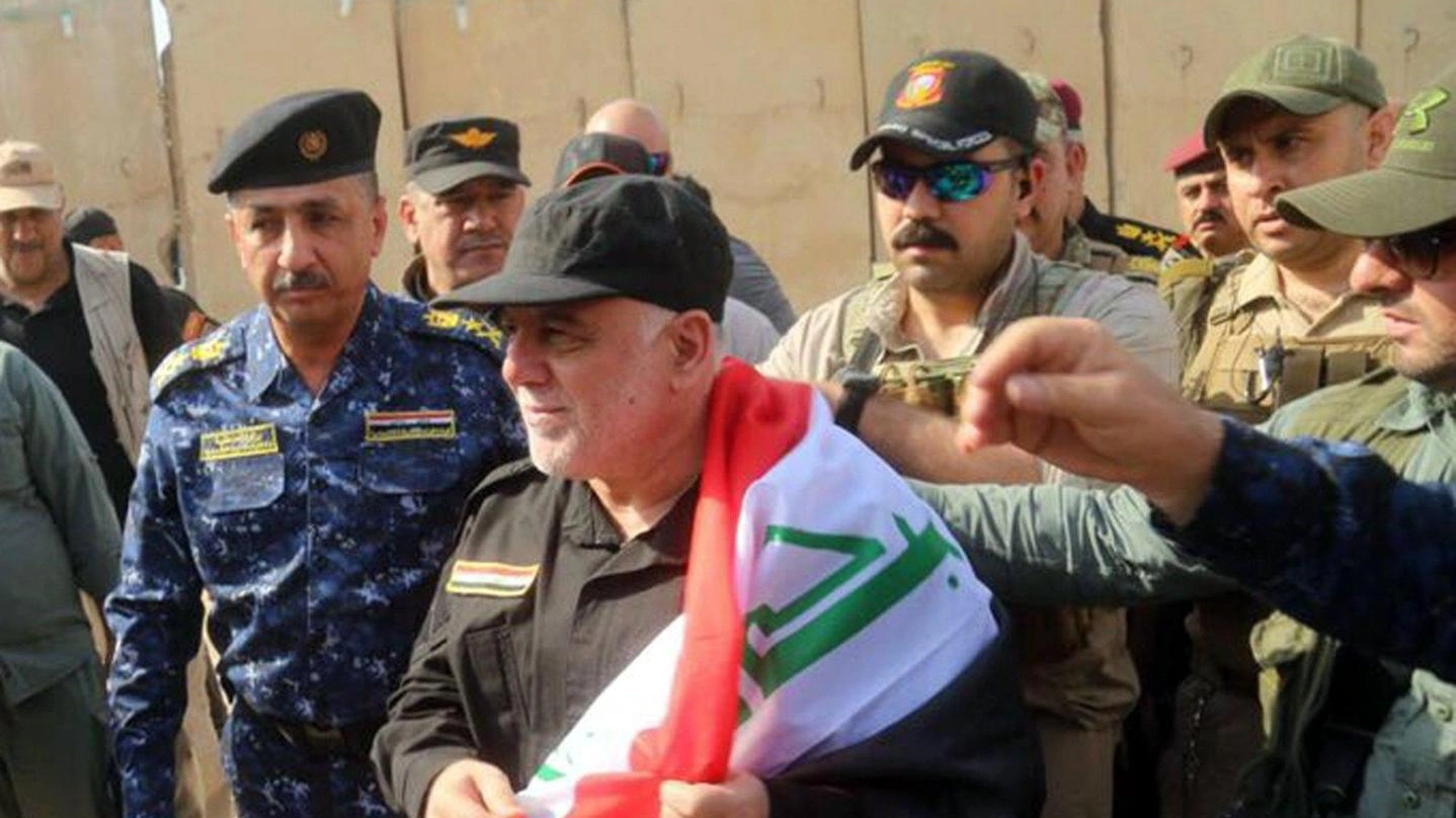 Il premier iracheno Haider al-Abadi festeggia a Mosul la liberazione