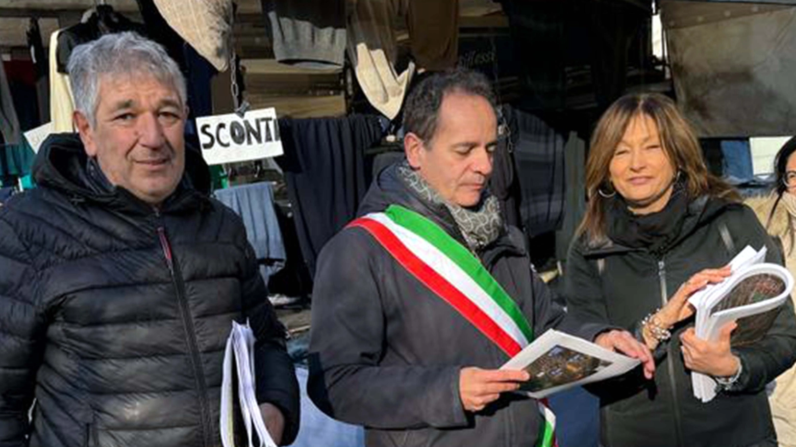 Il volantinaggio del sindaco Fabio Colombo con gli assessori Mario Cerri e Deborah Bucca