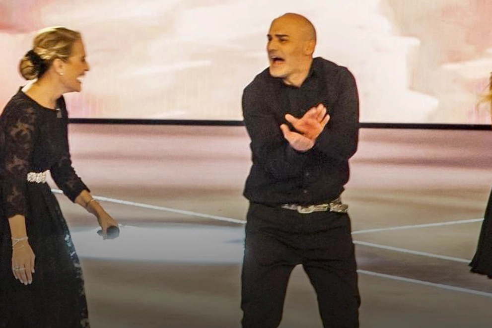 SHOWMAN Roberto Carrisi con Heather Parisi e Lorella Cuccarini Il suo talento? Copiare alla perfezione le coreografie delle donne dello spettacolo Animatore e istruttore fitness, insegna coreografie