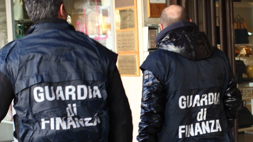 Agenti della Finanza in azione (Foto archivio) Agenti della Finanza in azione (Foto archivio)