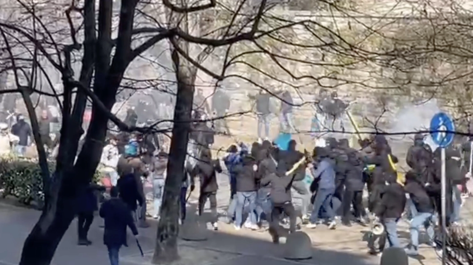 Gli scontri in centro a Como tra ultras modenesi e comaschi