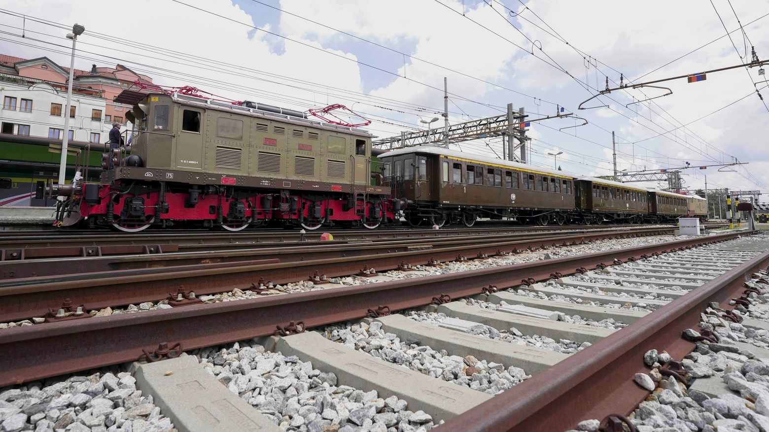 Il convoglio storico di Trenord da Milano al Lago maggiore Il convoglio storico di Trenord da Milano al Lago maggiore