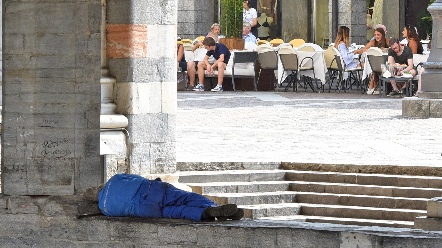 Un clochard dorme all'aperto in centro Un clochard dorme all'aperto in centro