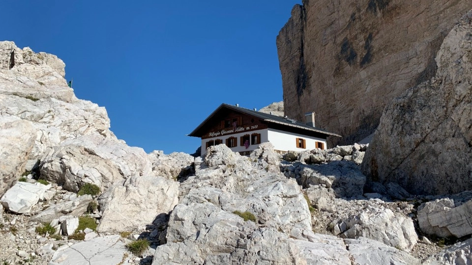 il Rifugio Giussani si trova a 2561 metri di quota nel gruppo delle Tofane il Rifugio Giussani si trova a 2561 metri di quota nel gruppo delle Tofane