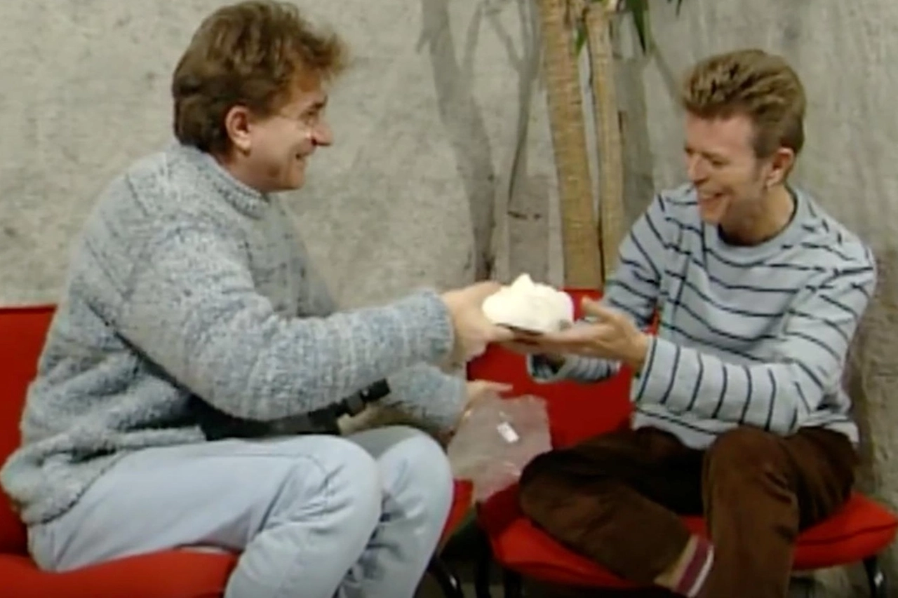 L’UOMO CHE CADDE SULLA TERRA Red Ronnie e David BowieA TINTE FORTI Due delle opere esposte: a sinistra “David” il quadro che gli ha dedicato l’italiano Marco Lodola, a destra “Superhuman” firmato da Andy Fluon