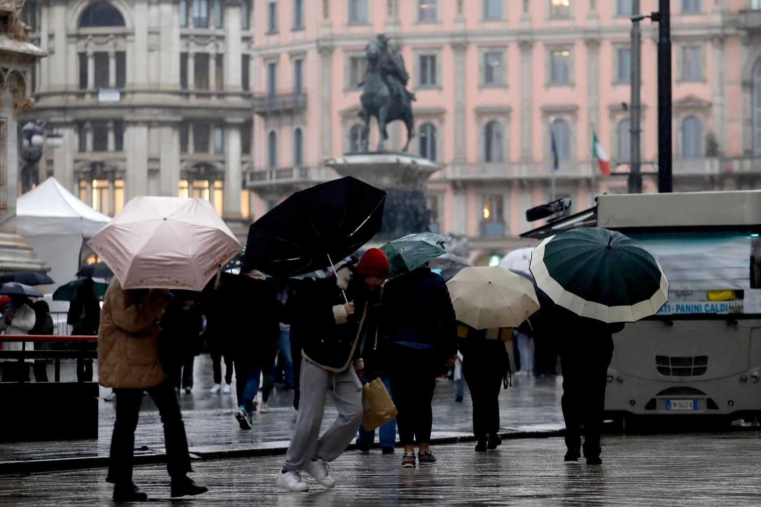 Pioggia in piazza Duomo (Archivio)