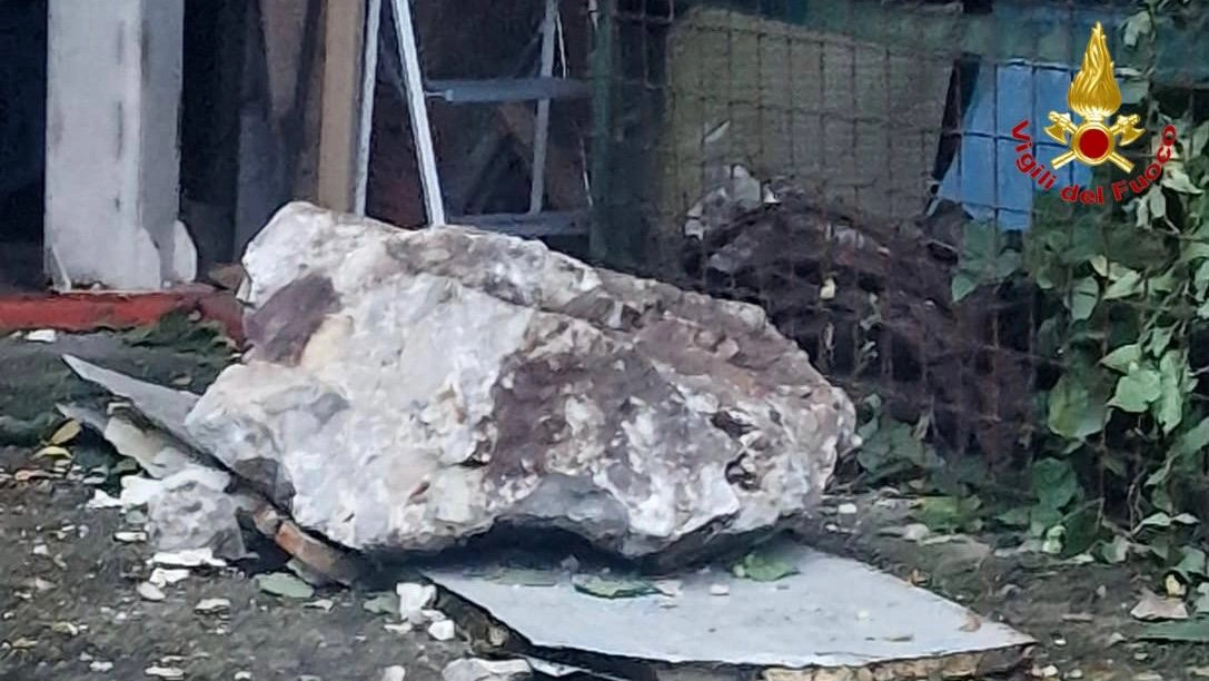 Una delle pietre che si sono staccate dalla montagna