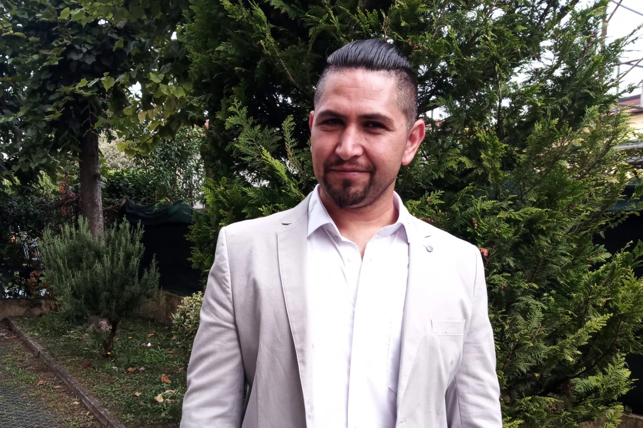 Alem Saidy oggi nel suo giardino in riva al Piave