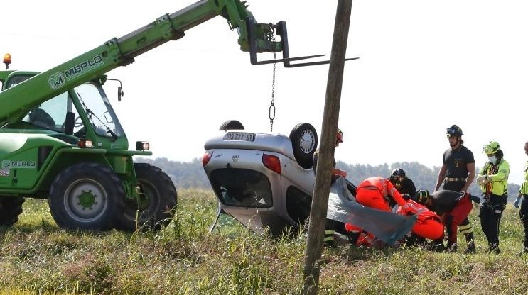 Auto nel canale, è tragedia Due donne non hanno scampo Auto nel canale, è tragedia Due donne non hanno scampo