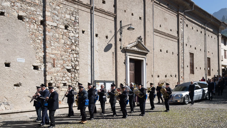 La banda accompagna il funerale di Maddalena, morta a Sale Marasino a 87 anni