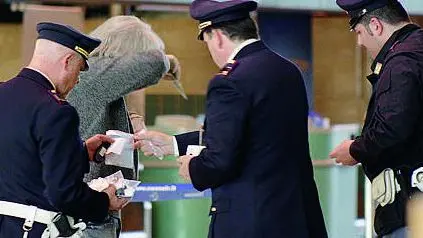 Controllo della polizia a Malpensa (foto di repertorio) Controllo della polizia a Malpensa (foto di repertorio)