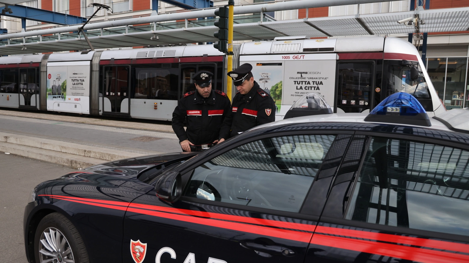 L'episodio è stato denunciato ai carabinieri che stanno indagando per risalire ai responsabili della rapina