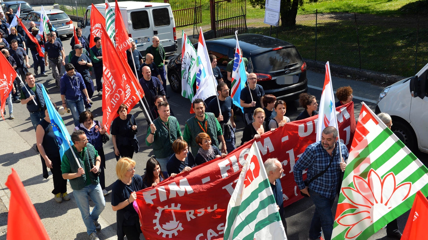 Manifestazione dei lavoratori Whirlpool a Biandronno