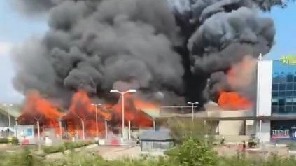 Centro commerciale in fiamme Paura alle Vele, tutti in fuga Centro commerciale in fiamme Paura alle Vele, tutti in fuga