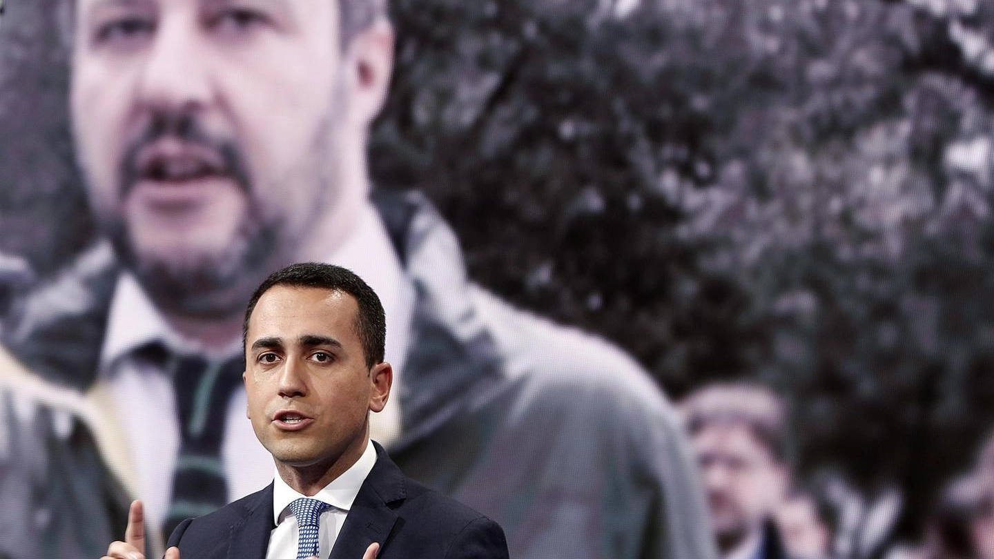 Luigi Di Maio e, sullo sfondo, Matteo Salvini (Ansa)