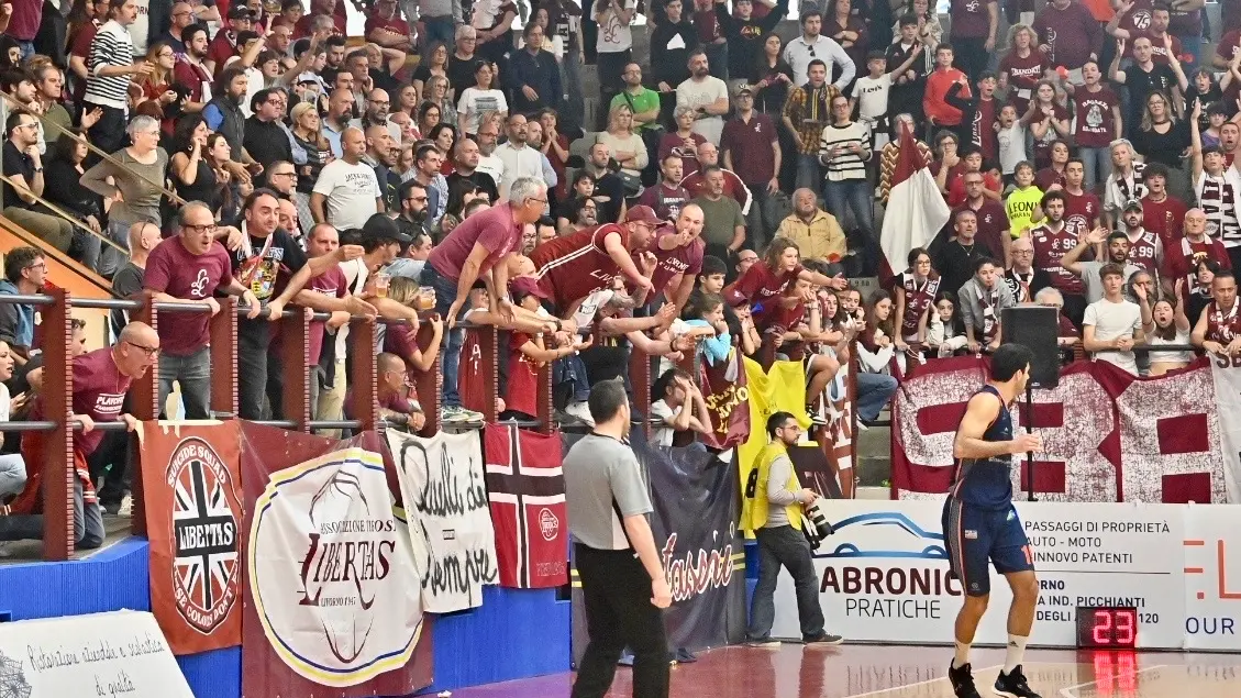 Momenti concitati sugli spalti durante Livorno-Desio Momenti concitati sugli spalti durante Livorno-Desio