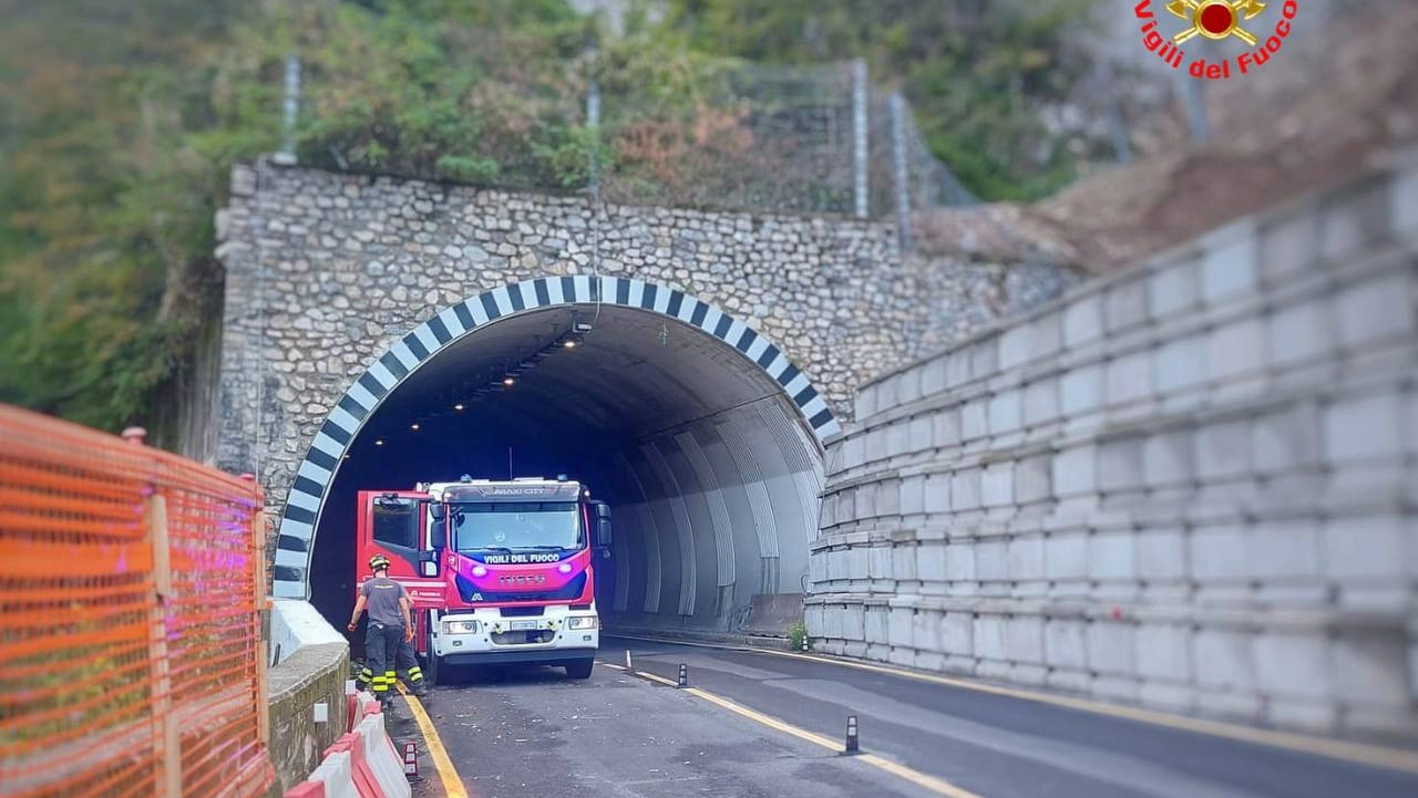I vigili del fuoco hanno recuperato l'operaio caduto I vigili del fuoco hanno recuperato l'operaio caduto