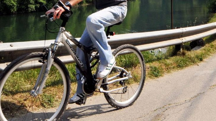 La guerra delle luci sul ponte. San Michele resta al buio. Sindaci e bici danno battaglia La guerra delle luci sul ponte. San Michele resta al buio. Sindaci e bici danno battaglia