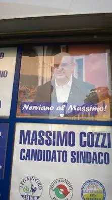 Nerviano, sasso lanciato contro bacheca della Lega Nord