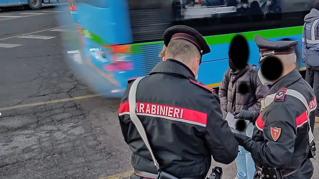 I carabinieri alla stazione di via Dante