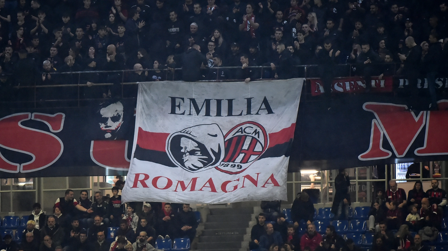 La Curva Sud Milano: in primo piano la pezza della sezione Emilia Romagna