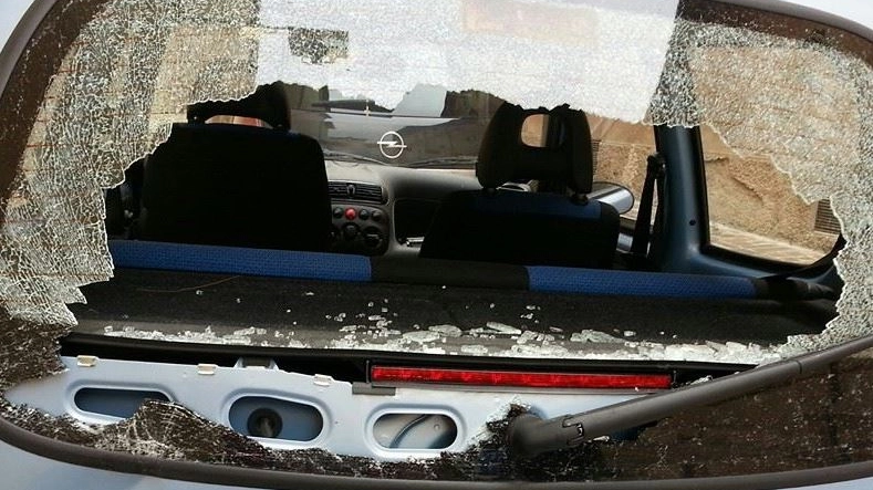 Il lunotto  posteriore della vettura della signora che è stato colpito mentre  lei e il genitore erano a bordo