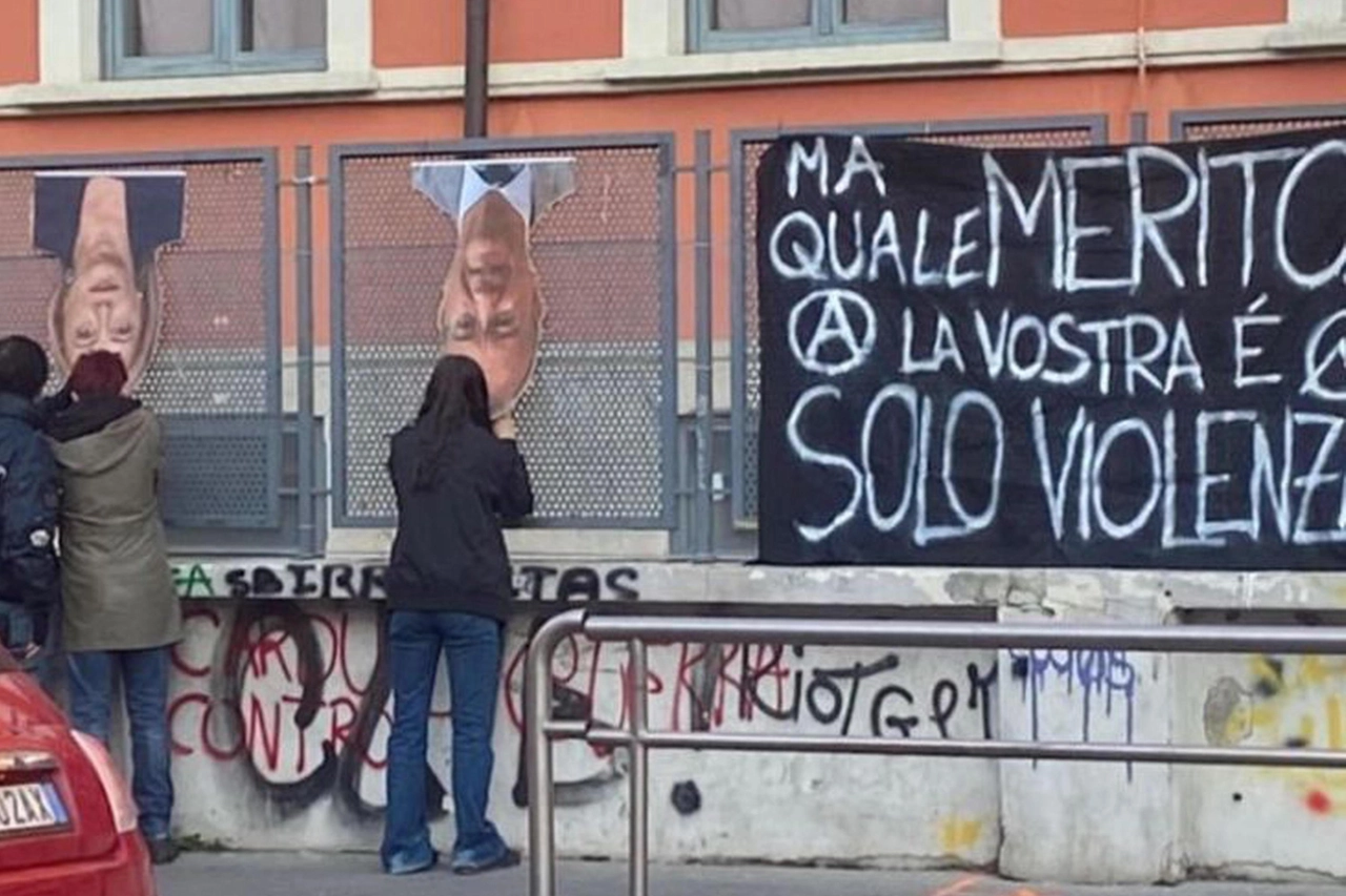 Lo striscione apparso al liceo Carducci di Milano