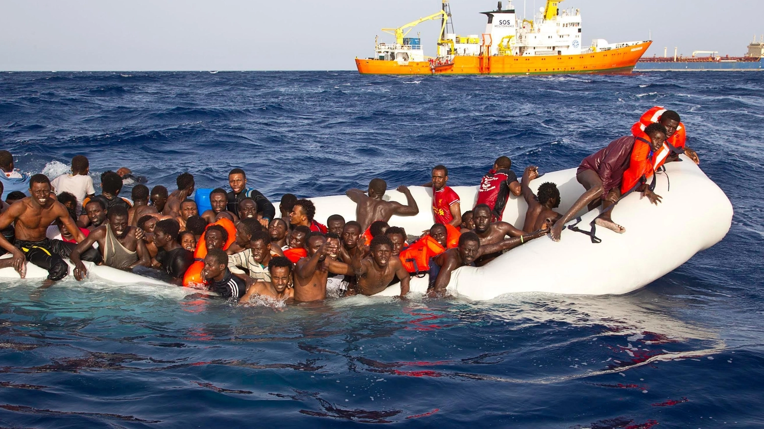 Un barcone di migranti a Lampedusa