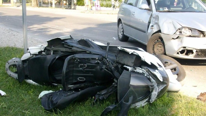 Scooter distrutto (foto d'archivio)