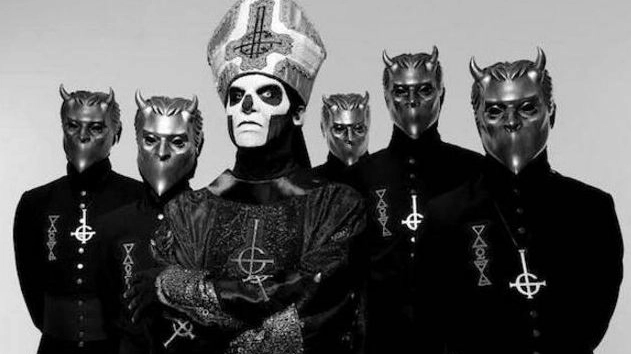 CON LA MITRA Tobias Forge, alias Papa Emeritus III, vocal  e fondatore dei Ghost Sotto il gruppo; tranne Forge, tutti si esibiscono con la maschera 