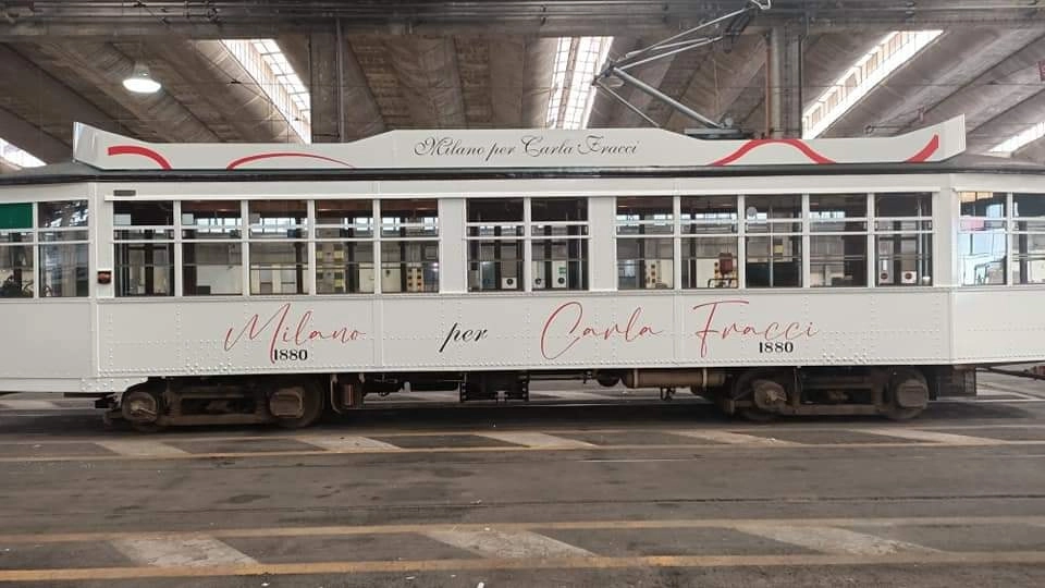 Tram bianco dedicato a Carla Fracci