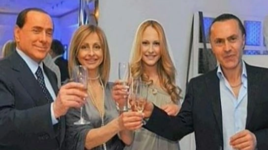 Noemi Letizia con i genitori e Berlusconi
