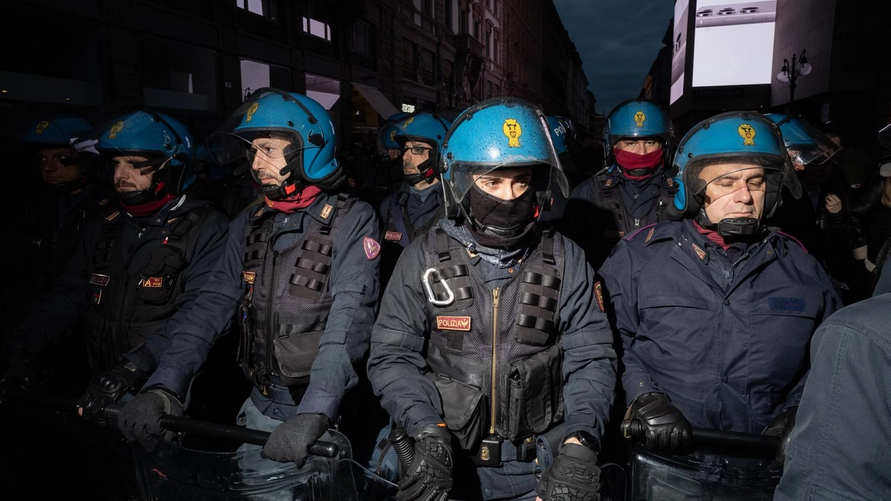 Forze dell'ordine schierate durante il corteo pro Palestina (Foto Davide Canella)