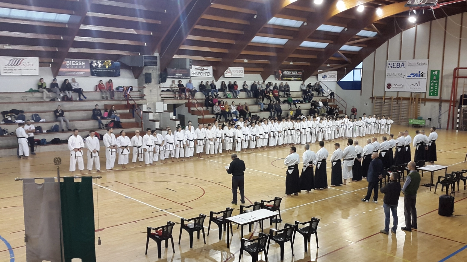 I karateki schierati al centro del "Palaborghetti" di Ospitaletto per il 20° "Progetto-Do"