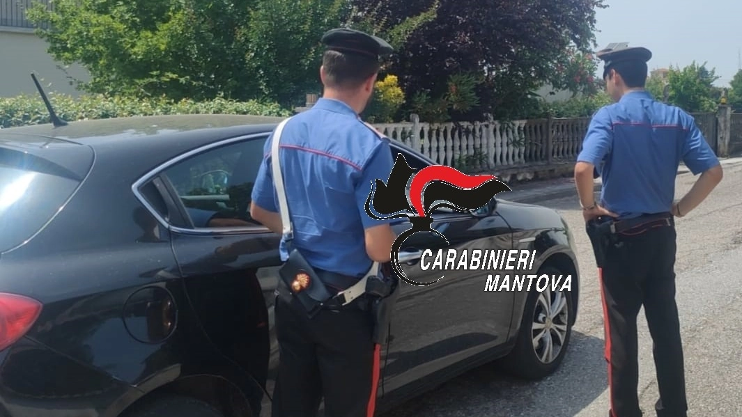 I militari dell’Arma, per estrarre la signora incosciente dall’abitacolo, hanno infranto il finestrino dal lato passeggero con un’estintore
