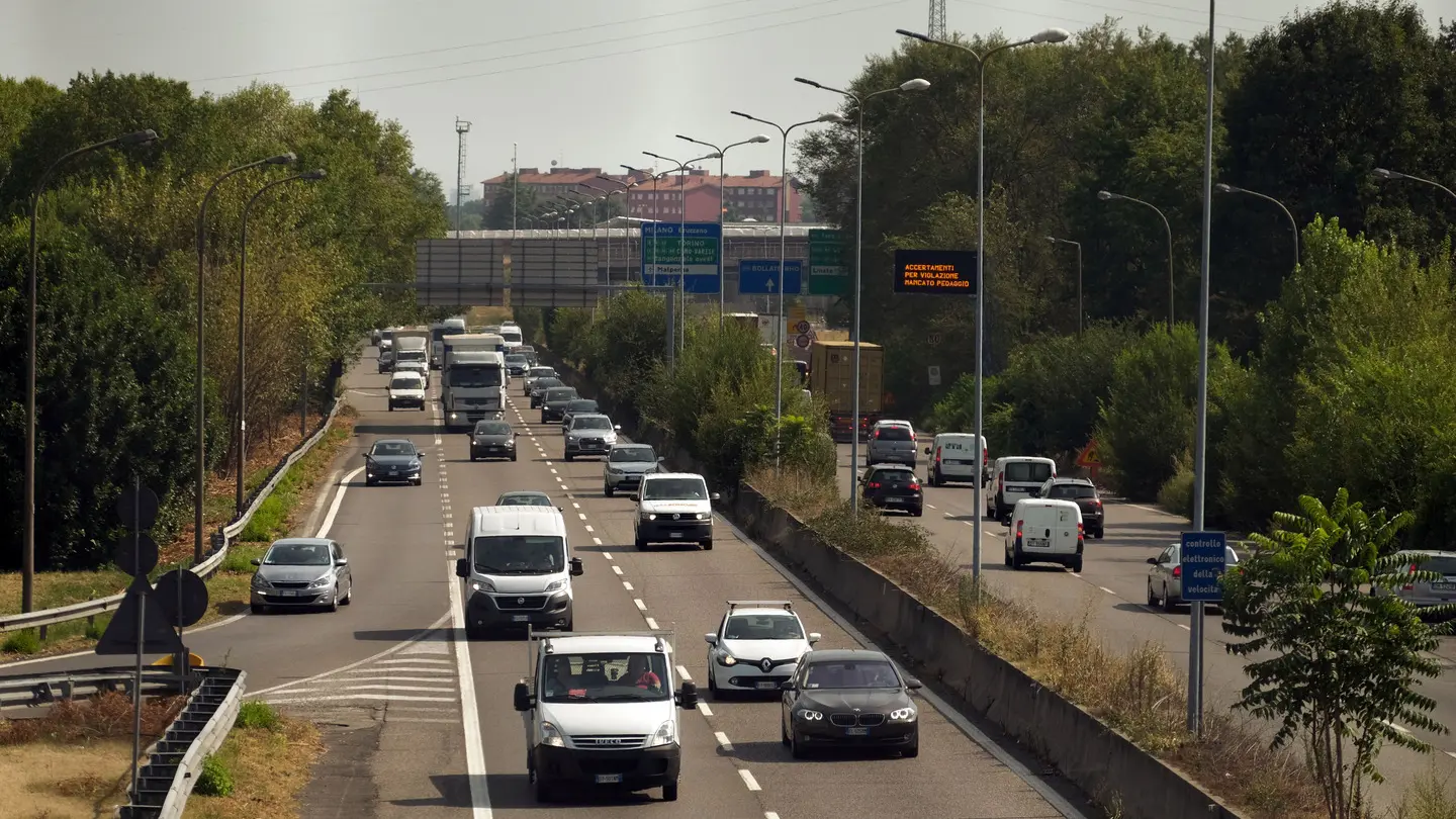 Il traffico sulla Milano-Meda in una foto di repertorio Il traffico sulla Milano-Meda in una foto di repertorio