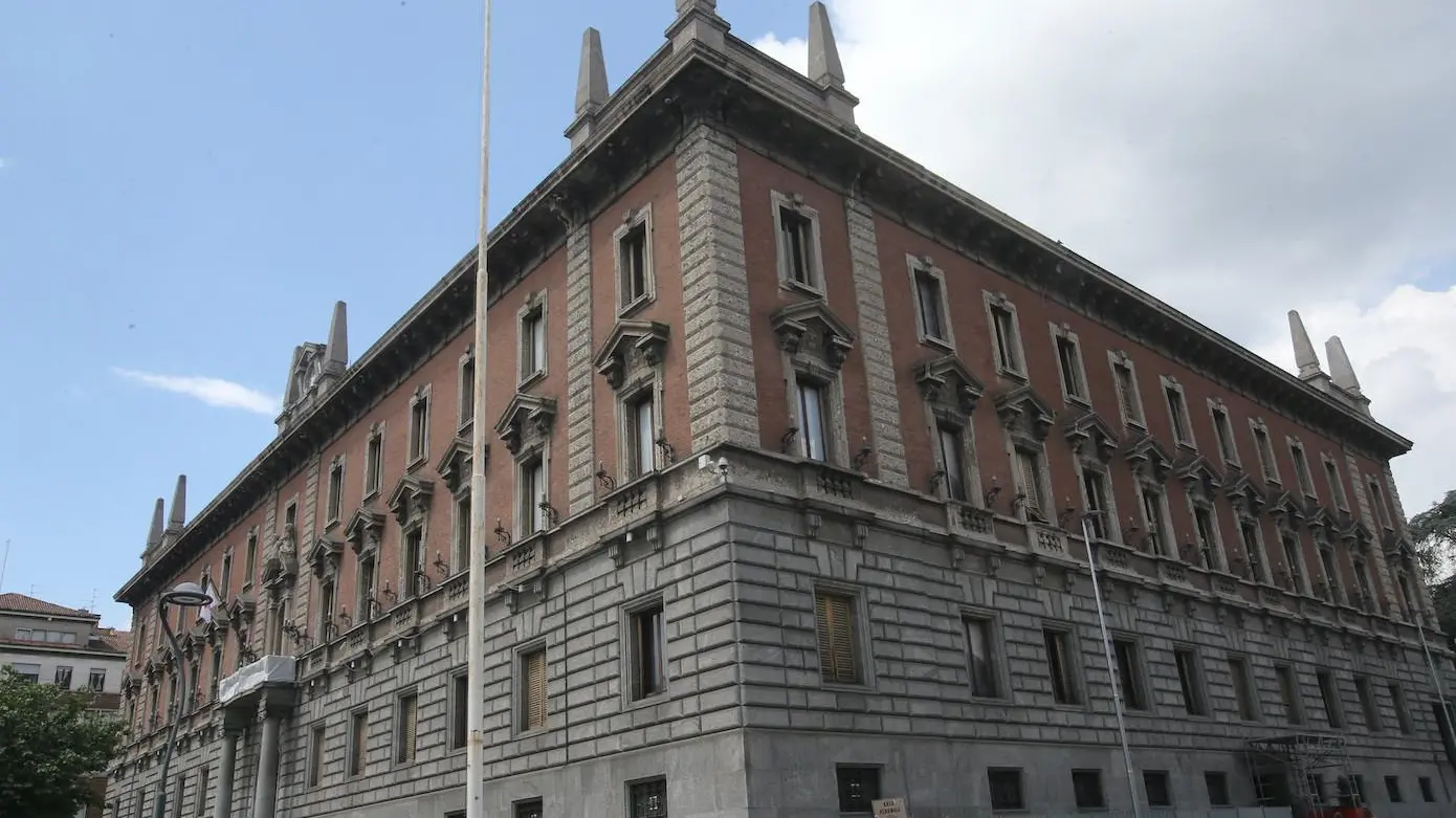 Il municipio “imprigionato“ Davanzali e cornicioni pericolanti Ma il restauro è una telenovela Il municipio “imprigionato“ Davanzali e cornicioni pericolanti Ma il restauro è una telenovela