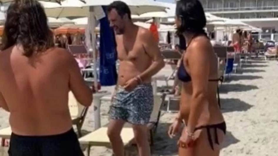 Veronica Proserpio e Matteo Salvini sulla spiaggia di Milano Marittima