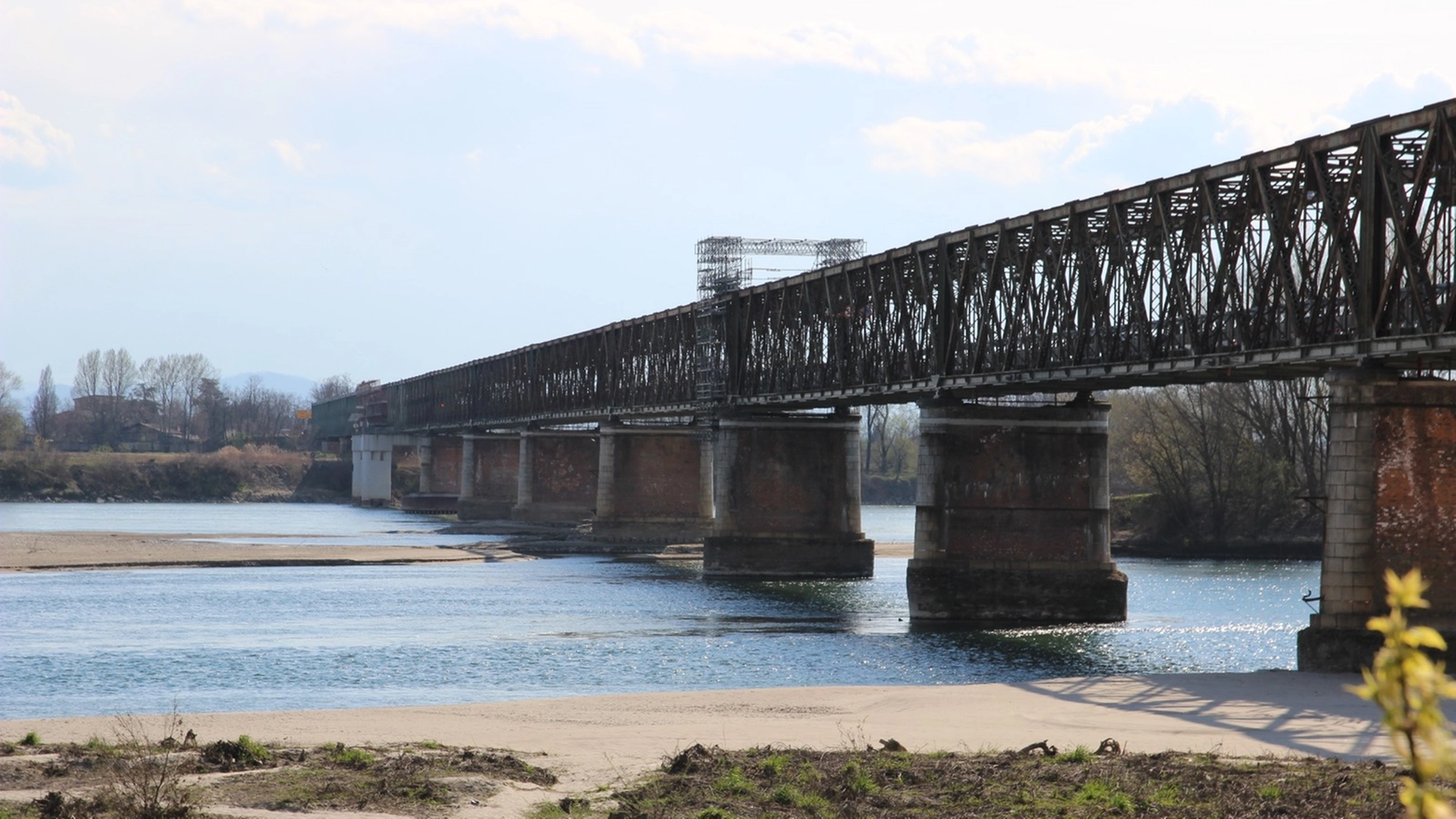 Ponte della Becca a Pavia: il Po è ai livelli estivi