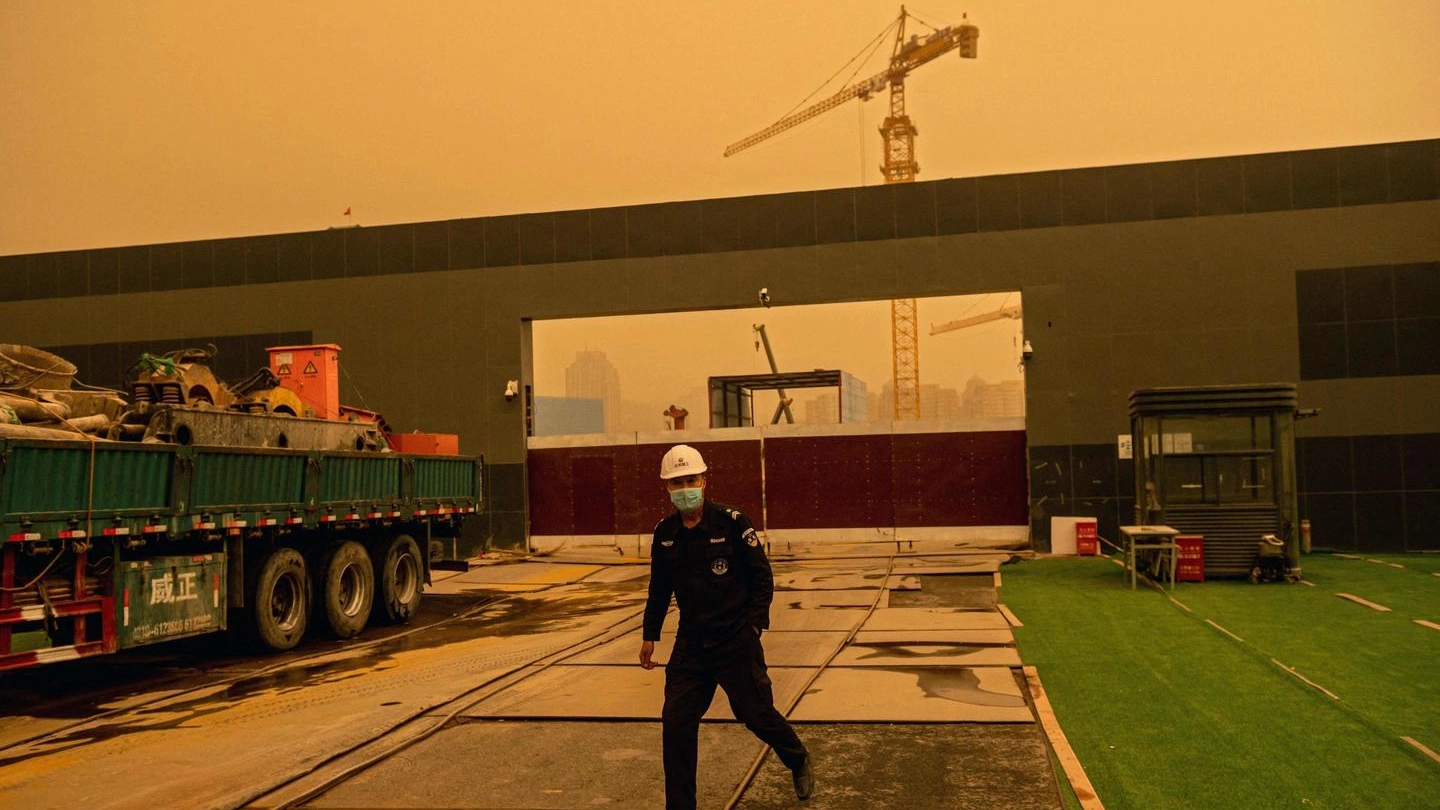 Un cantiere a Pechino (con tempesta di sabbia in corso)