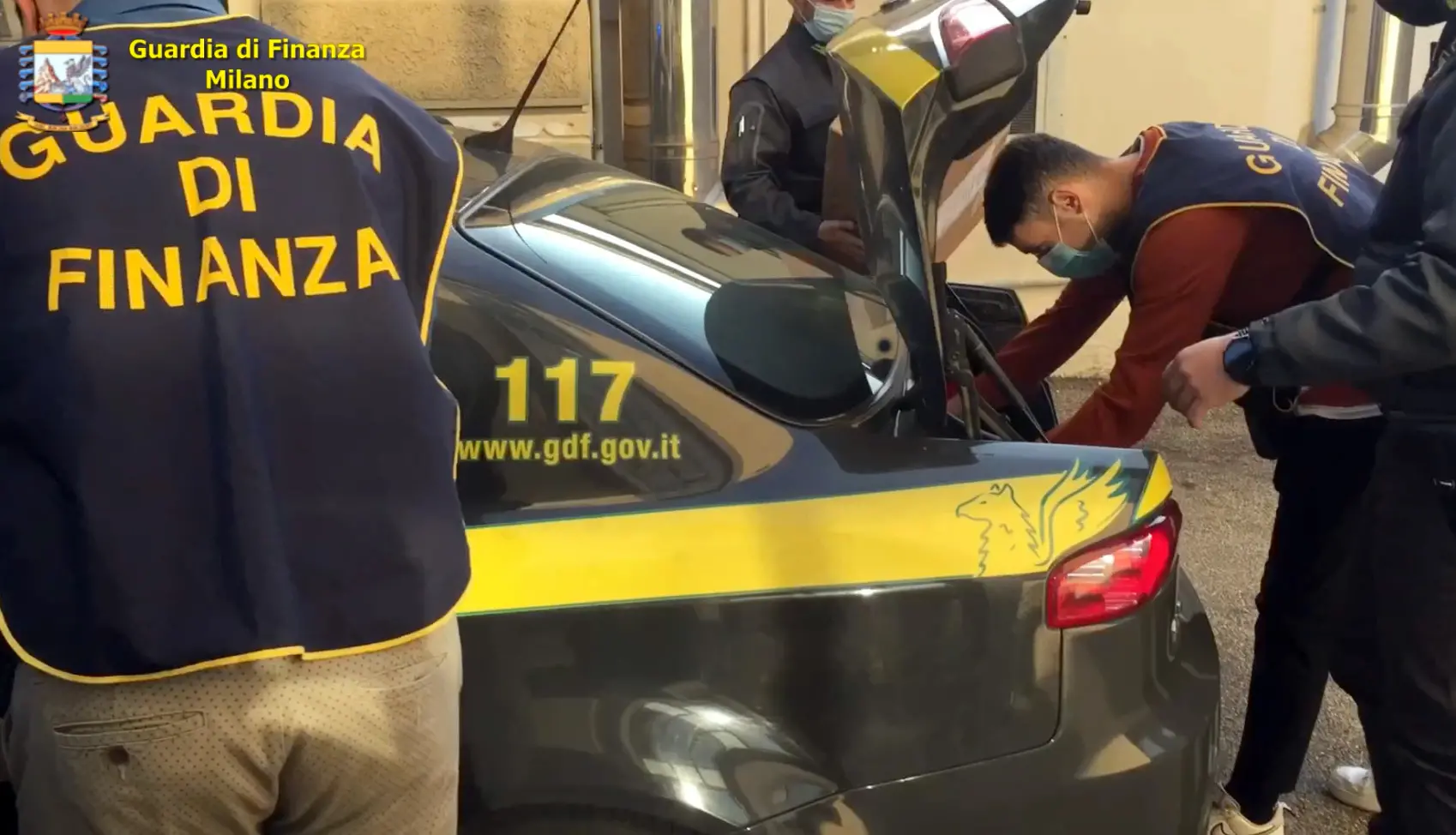 Milano, sigarette di contrabbando al mercato: sequestrato un quintale di merce