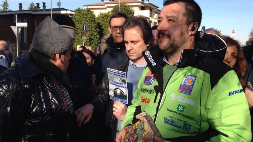 Matteo Salvini con il presepe a Rozzano