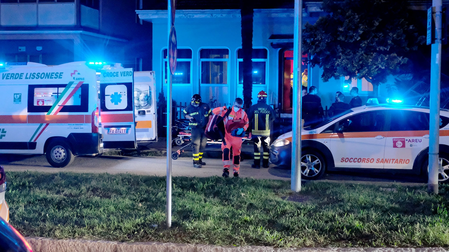 I soccorsi intervenuti nella notte in via Casati ad Arcore