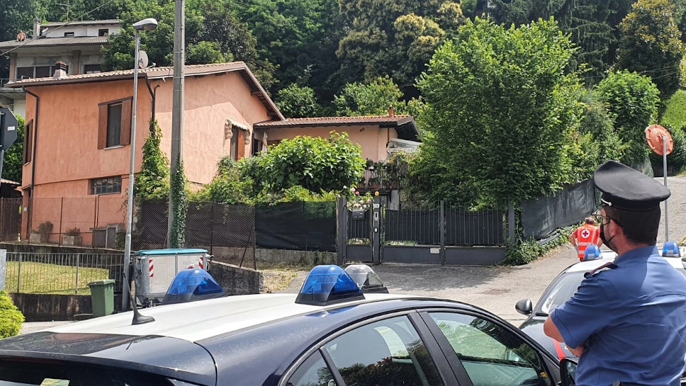 I carabinieri a Calco e, in alto a sinistra, il 25enne sul tetto