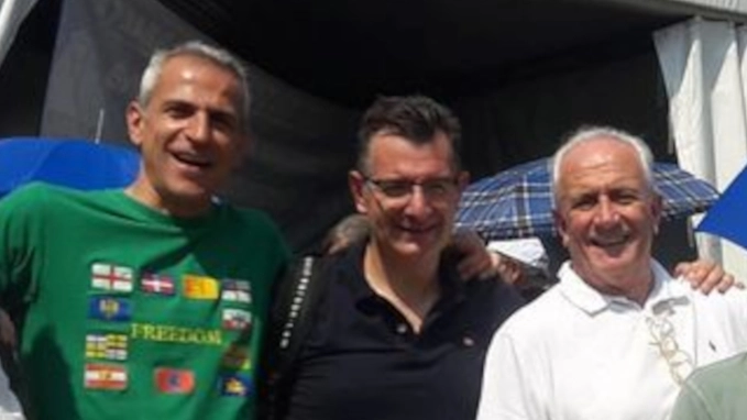 Luigino Ravasi, a destra, con il sindaco Massimo Panzeri e l'assessore Andrea Robbiani