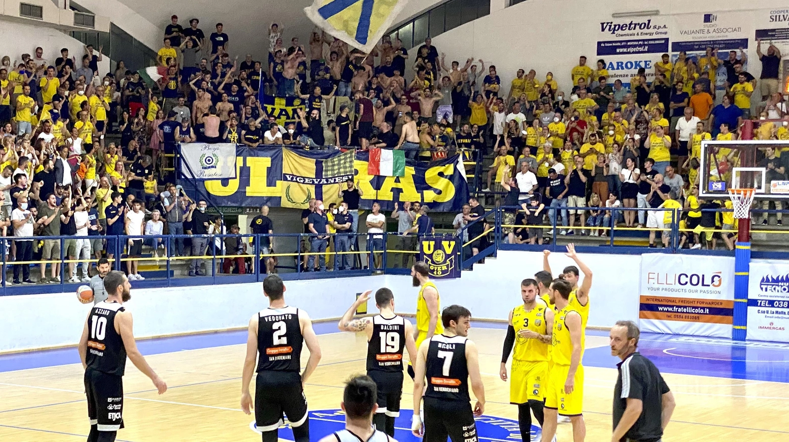 Tifosi al PalaBasletta di Vigevano Tifosi al PalaBasletta di Vigevano